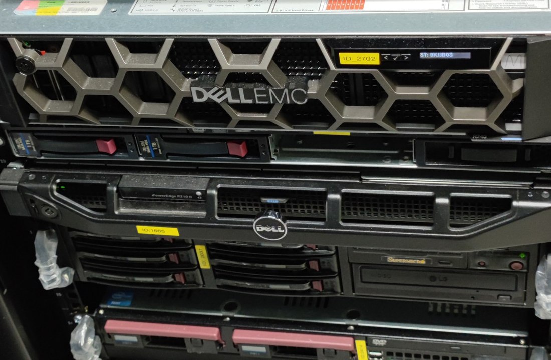 ตู้แร็คเซิร์ฟเวอร์ Dell EMC ในศูนย์ข้อมูล